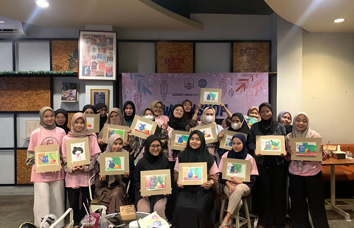 POSITIF: Peserta workshop melukis yang diselenggarakan Srikandi Ganjar DIY.