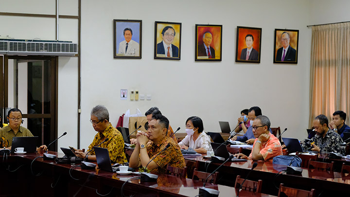 DISKUSI: Seminar Nasional edisi Sosial Humaniora mengambil tema Mengembangkan kehidupan berbangsa yang lebih beradab.