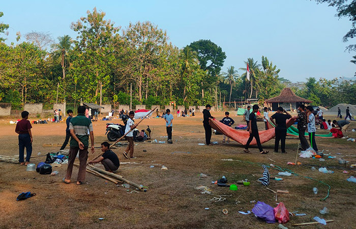 BUBAR: Siswa SMP Muhammadiyah 1 Wates berkemas membubarkan diri pasca kesurupan massal yang terjadi di Bumi Perkemahan Secang, Sendangsari, Pengasih, Kulonprogo, Minggu (18/6).