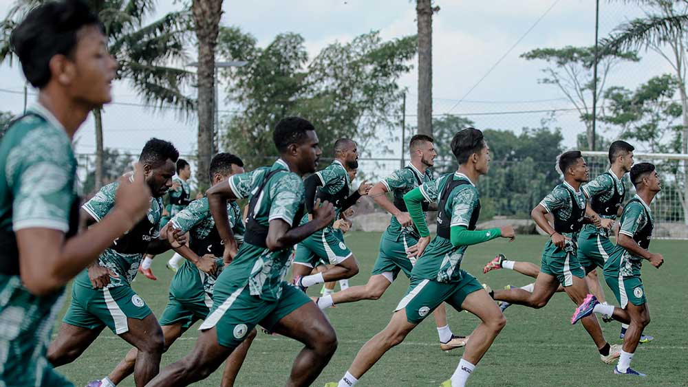 GENJOT FISIK: Skuad PSS Sleman menjalani latihan di Lapangan Pakembinangun, Sleman.
