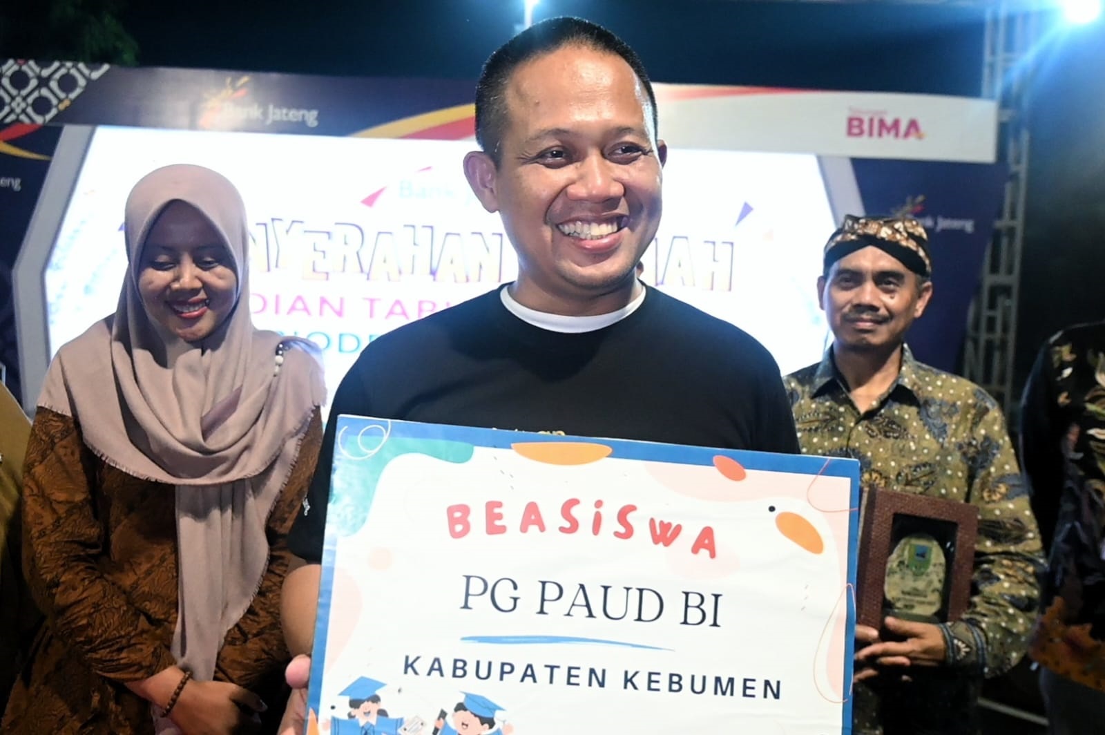 TERIMA BEASISWA :Pemberian beasiswa secara simbolis bagi guru PAUD agar menyelesaikan pendidikan secara linier.&nbsp;