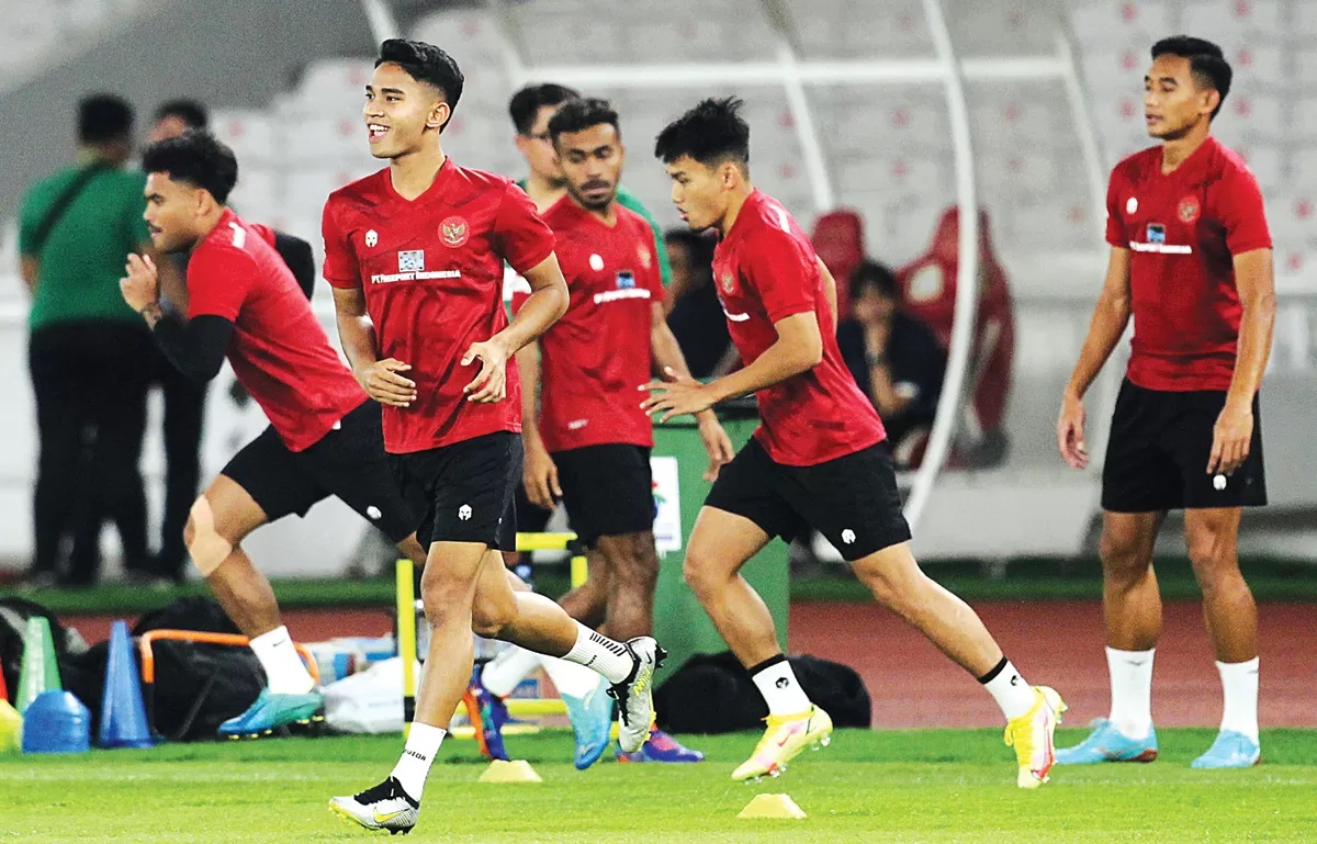 SEMANGAT: Skuad timnas Indonesia juga berlatih di stadion GBK Jakarta Minggu (18/6). (HARITSAH ALMUDATSIR/JAWA POS)