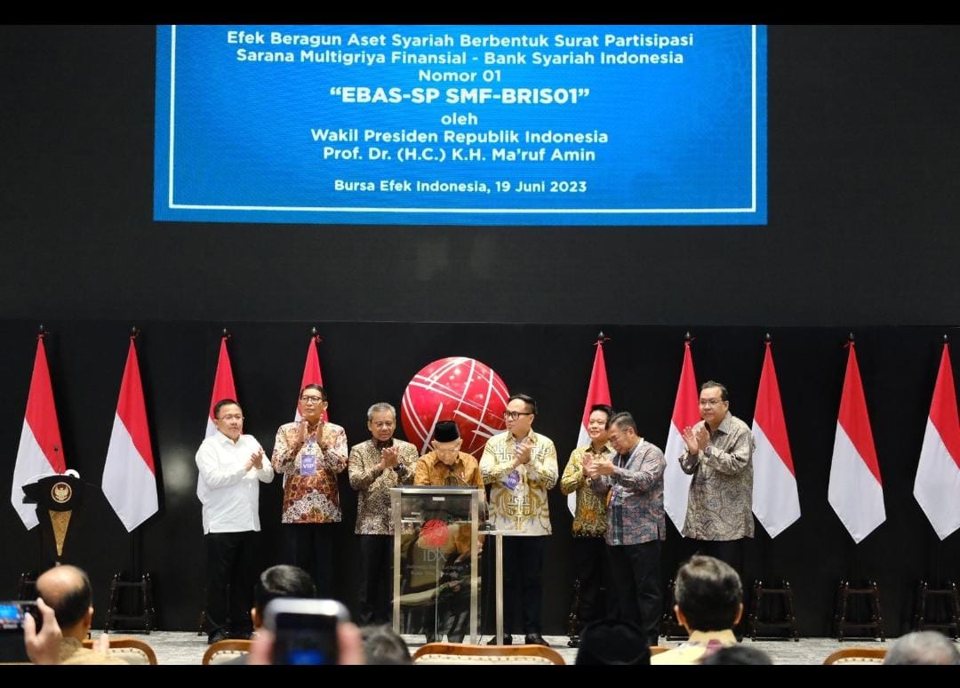 SUKSES: Wakil Presiden RI Ma&rsquo;ruf Amin hadir dalam seremoni pencatatan perdana EBAS-SP SMF-BRIS01 di Bursa Efek Indonesia. (Dok BSI)