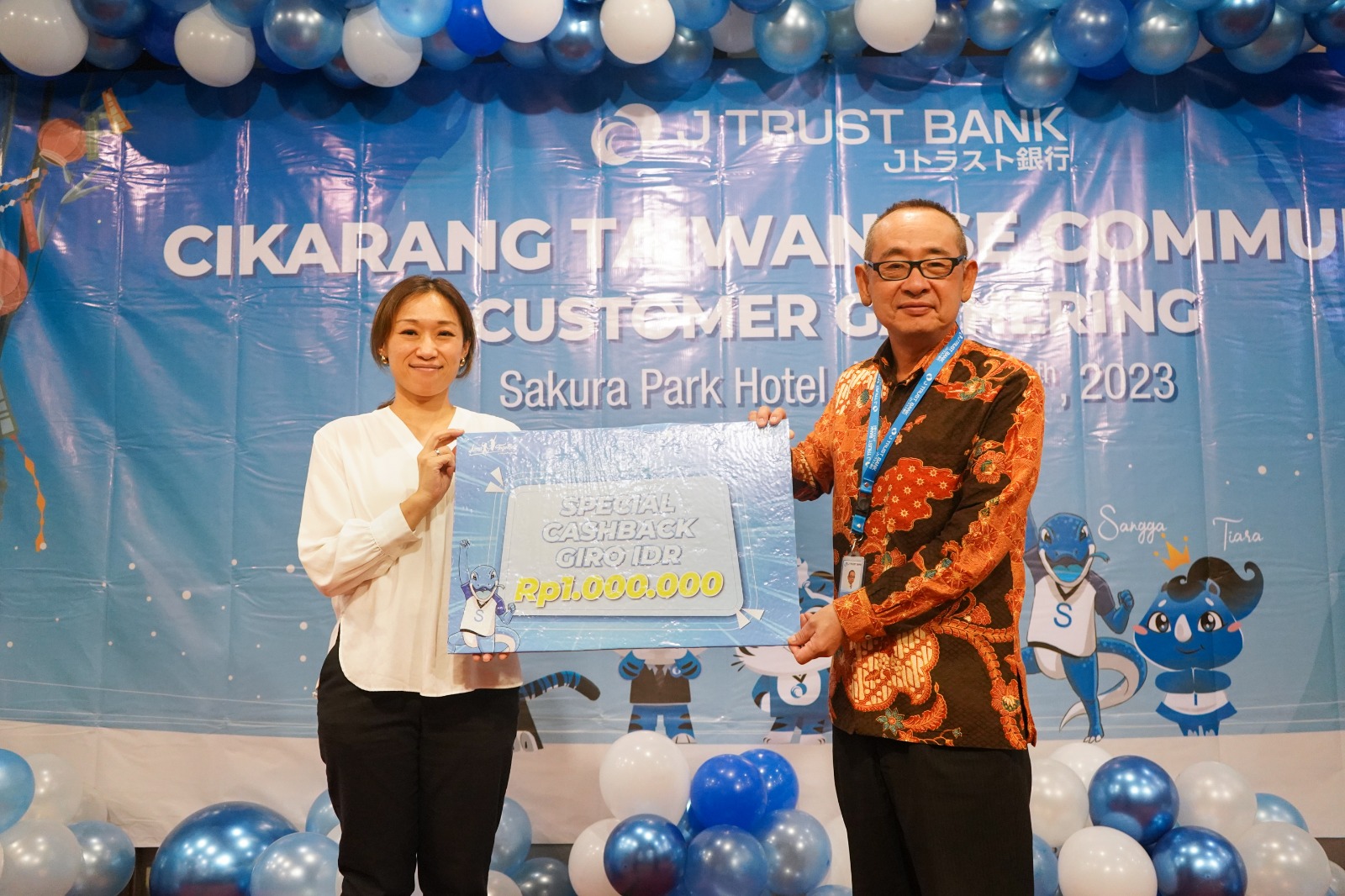CASHBACK: Penyerahan cashback dalam gathering J Trust Bank di Cikarang.
