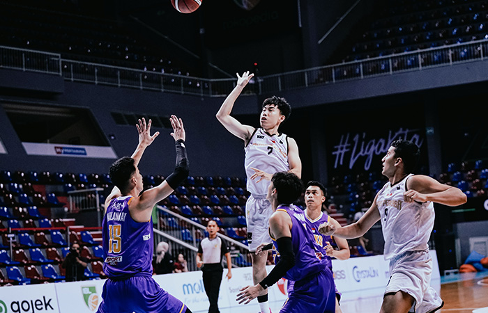 PENENTU KEMENANGAN: Pemain Bima Perkasa Andre Adrianno (dua dari kiri) menembak bola ke arah ring dalam laga IBL 2023 Series 8 Jakarta melawan Tangerang Hawks di Britama Arena, Senin (19/6/23).