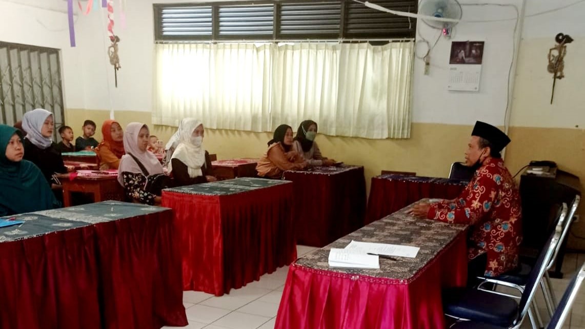 DIBANTU SEKOLAH - Karena PPDB online terkendala jaringan internet, wali murid memilih datang langsung ke SDN 1 Patuk untuk mendaftarkan anaknya. (Dok Panitia PPDB SDN 1 Patuk)