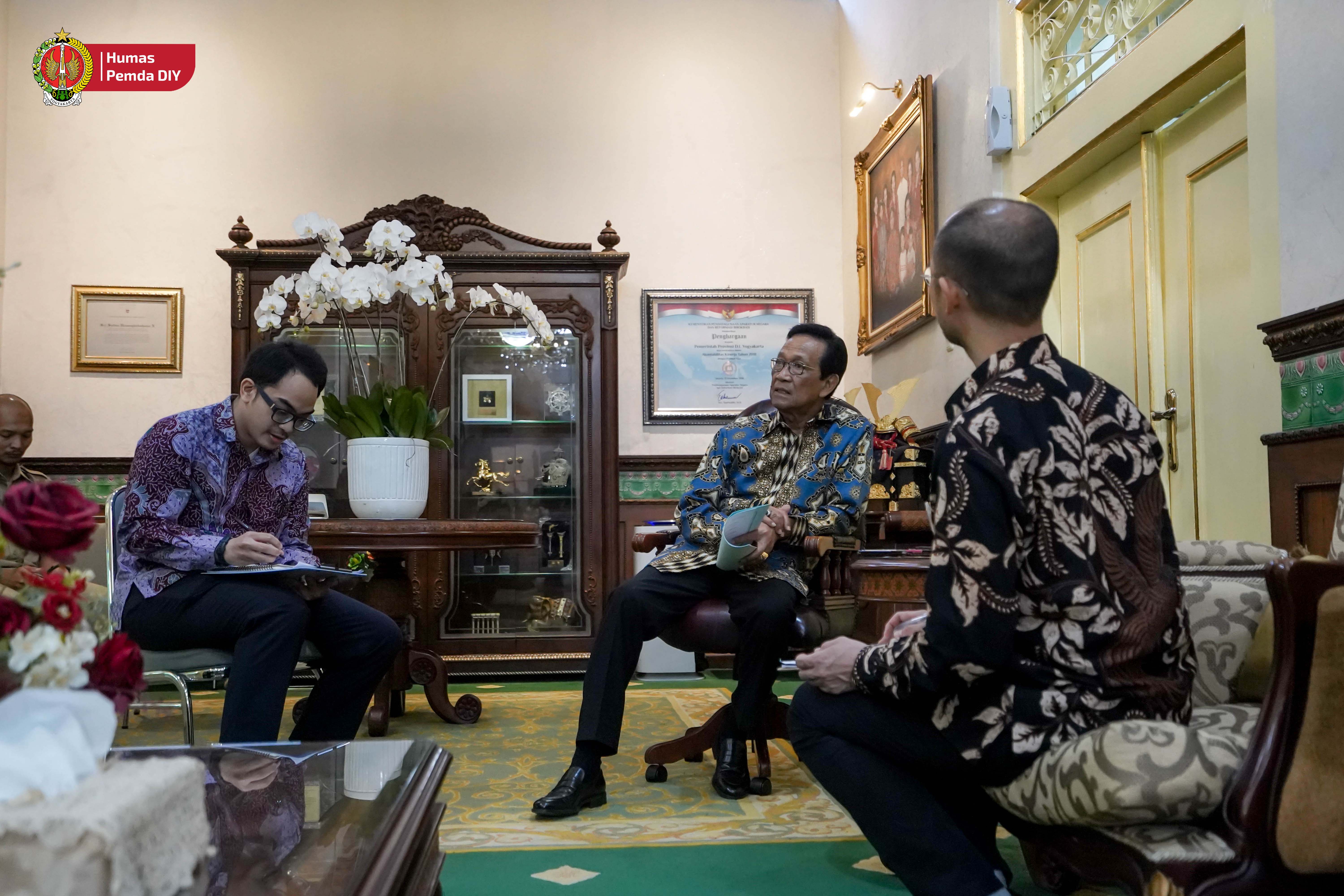 KUNJUNGAN: Gubernur DIY Sri Sultan Hamengku Buwono X saat menerima media Jepang di Gedhong Wilis, Kompleks Kepatihan, Yogyakarta Senin (19/6/2023).
