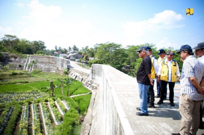 TIJNJAU: Menteri PUPR Basuki Hadimuljono saat meninjau Sabo Dam Kali Gendol di Sleman, pada Sabtu (3/6/2023). (Dok Kementerian PUPR)