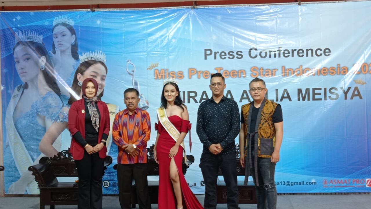 Miss Pre-Teen Star Indonesia 2023 Kirana Aulia Meisya bersama kedua orang tuanya dan Lurah Sendangadi, Mlati