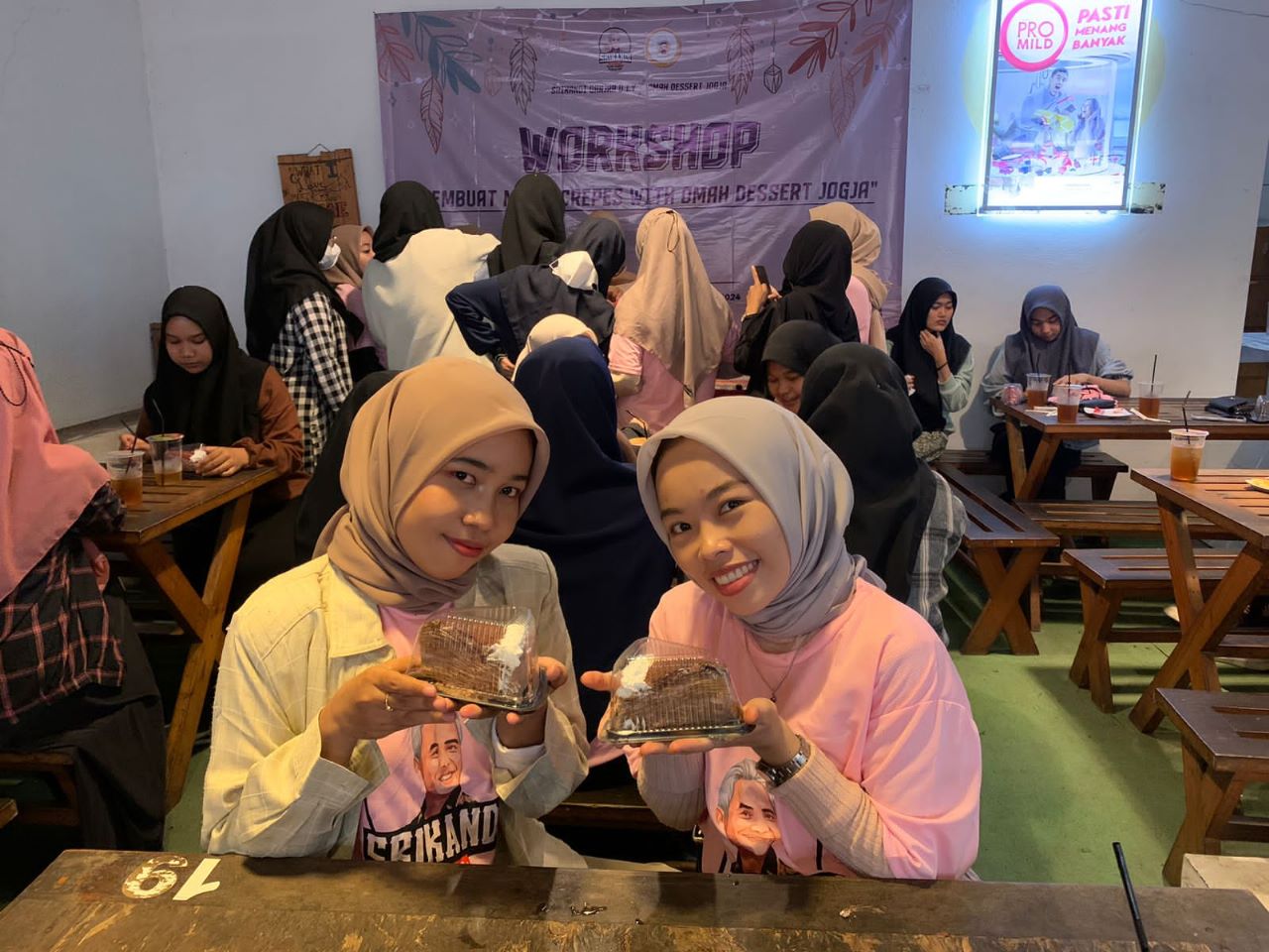 ENAK: Perempuan pendukung Ganjar menggelar workshop atau pelatihan cara membuat kue Mille Crepes. (Dok Srikandi Ganjar DIY)
