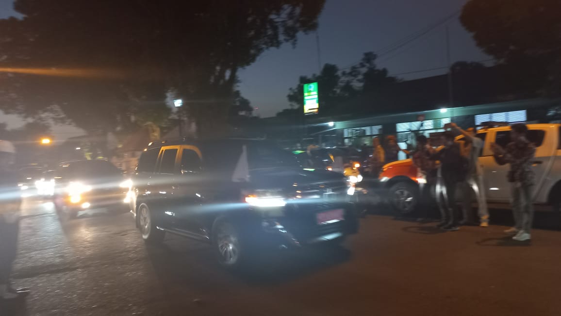 MENUJU KERATON: Kaisar Naruhito berkunjung ke Keraton Jogjakarta bertemu Raja Keraton Sri Sultan Hamengku Buwono X Rabu petang (21/6).