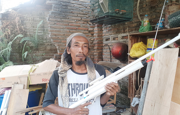JADI BERMANFAAT : Jefri Baharudi Sutawijaya bersama karyanya yang berasal dari limbah sampah. Meski terbuat dari sampah barang-barang tersebut memiliki nilai ekonomis tersendiri.