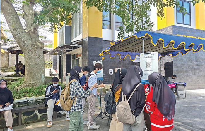 SKRINING: Para peserta UTBK SBMPTN 2022 saat melakukan scan barcode aplikasi PeduliLindungi.