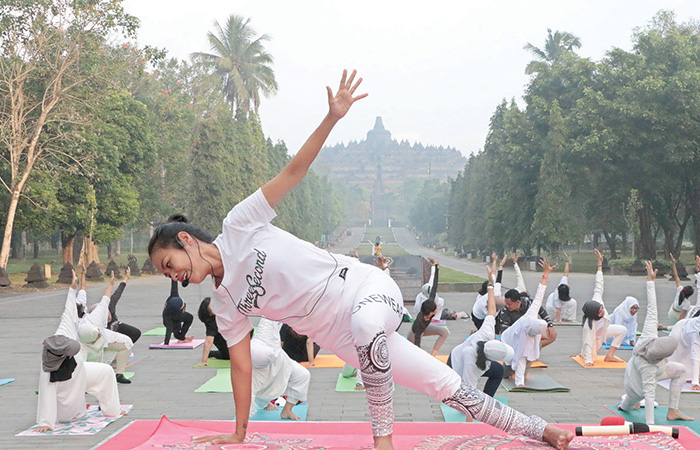 MEDITASI: Para peserta yoga tampak menikmati aktivitasnya di kompleks Candi Borobudur, Rabu pagi (21/6).