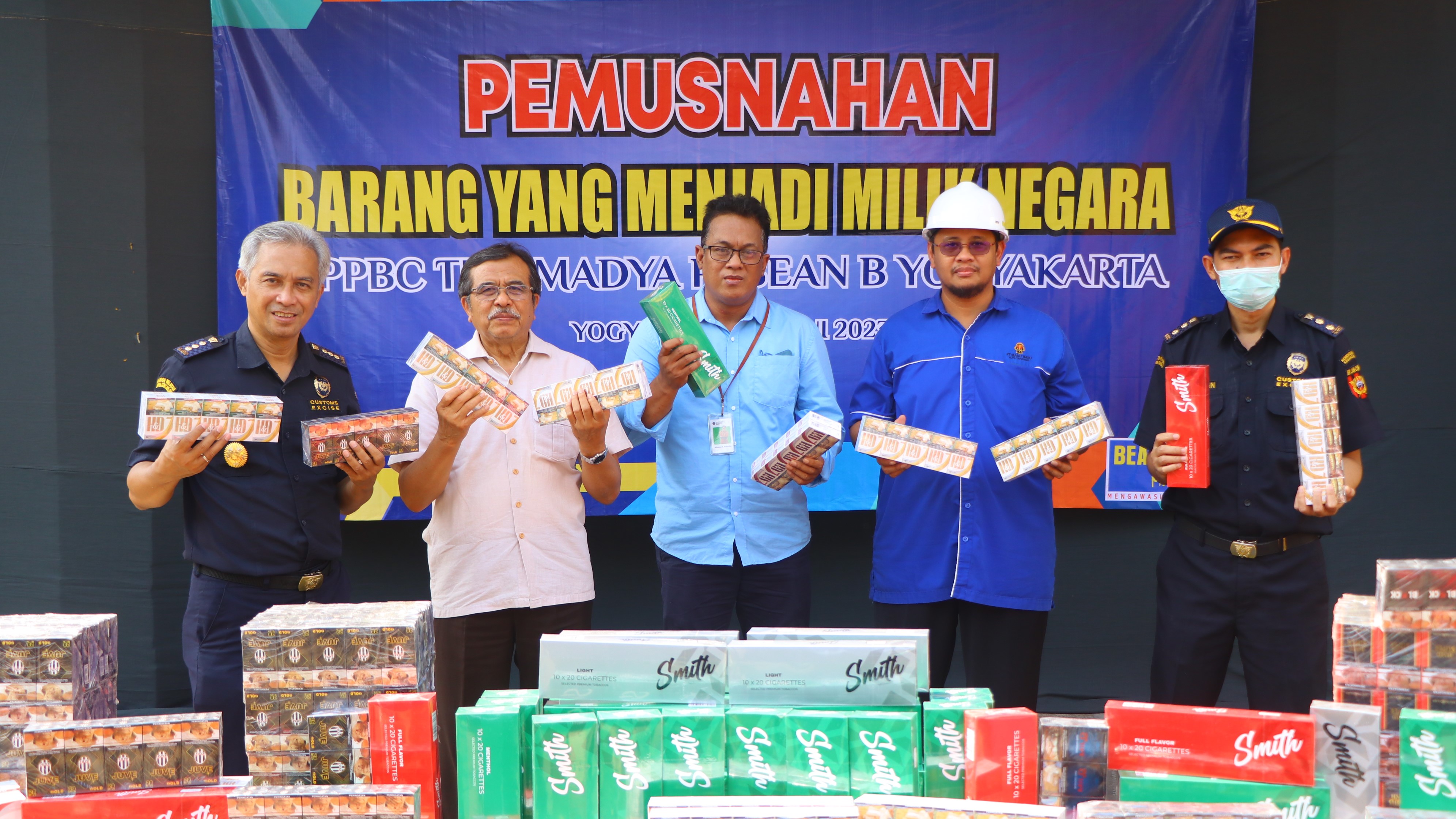 TEGAS: Bea Cukai Yogyakarta melakukan kegiatan pemusnahan Barang yang menjadi Milik Negara (BMN) di Pabrik Gula Madukismo pada Rabu (21/6/2023). (Dok Bea Cukai Yogyakarta)