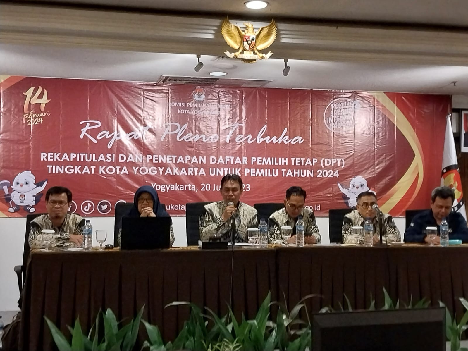 TETAPKAN: Rapat pleno terbuka KPU Kota Jogja tetapkan DTS pemilu 2024. (Wulan Yanuarwati/Radar Jogja)