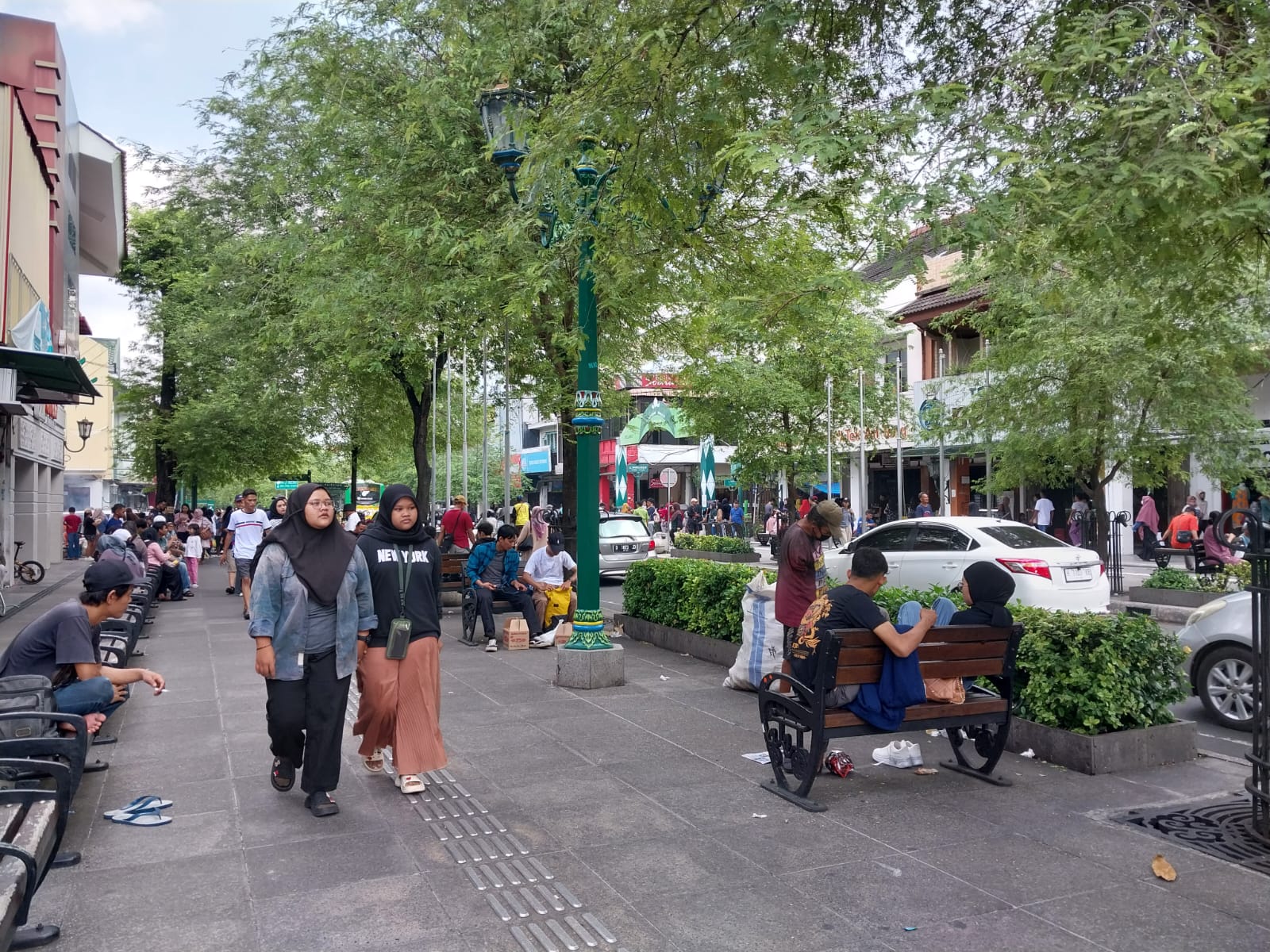 TUJUAN WISATA: Pengunjung berjalan kaki di kawasan Malioboro. (Wulan Yanuarwati/Radar Jogja)