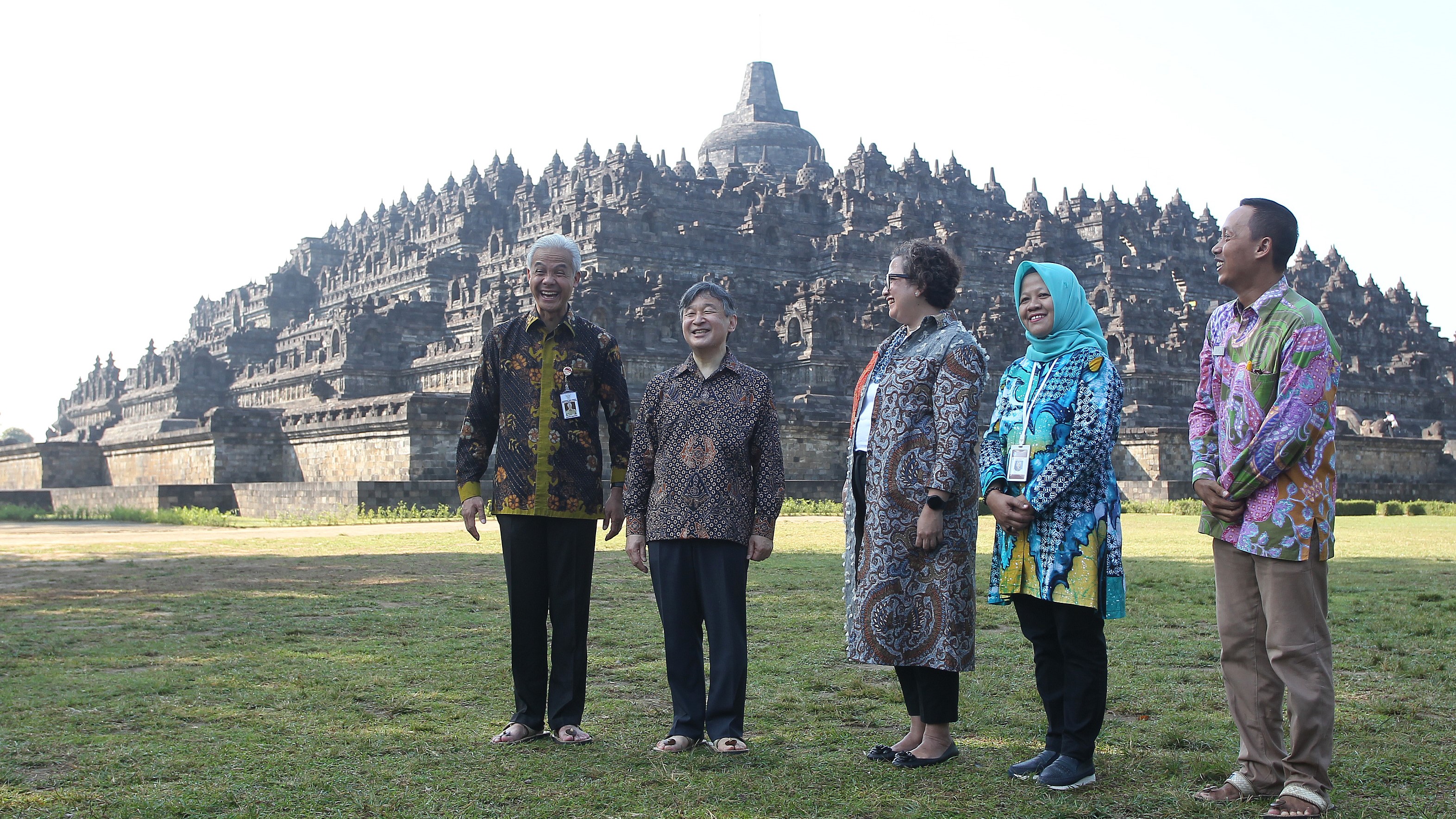 KUNJUNGAN: Kaisar Jepang Naruhito akhirnya berkunjung ke Candi Borobudur setelah sang ayah, Kaisar Akihito pernah berkunjung pada 1991 silam. (Guntur Aga Tirtana/Radar Jogja)