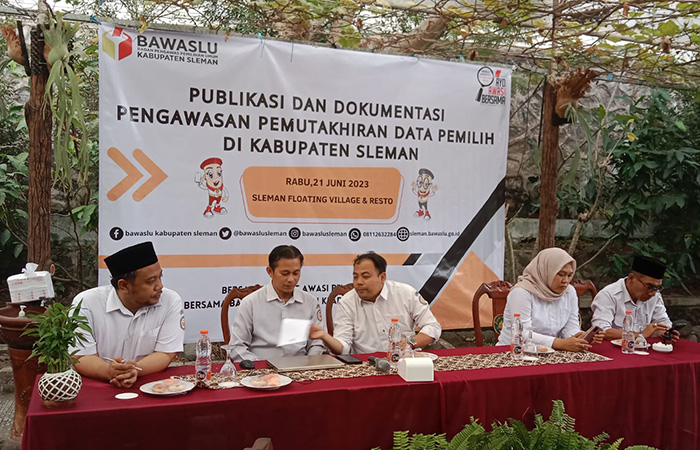 BENTUK KOMITMEN: Anggota Bawaslu Sleman saat melakukan publikasi dan dokumentasi pengawasan pemutakhiran data pemilih Sleman di Floating Resto Sleman Rabu (21/6).