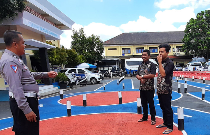LATIHAN DULU: Baur SIM Satpas Polres Gunungkidul Aiptu Aris Puji Yuana menunjukkan jalur zig-zag yang digunakan untuk ujian praktik SIM di Polres Gunungkidul Kamis&nbsp;(22/6/23).