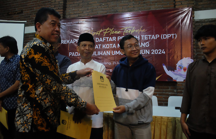 RAPAT: KPU Kota Magelang melaksanakan rapat pleno terbuka rekapitulasi daftar pemilih tetap (DPT) tingkat Kota Magelang pada Pemilu 2024, Rabu malam (21/6/23).