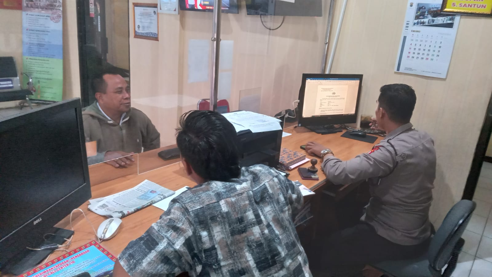 KEBOBOLAN: Korban pencurian HP saat melapor ke SPKT Polres Kulonprogo, Kamis, (22/6/23)