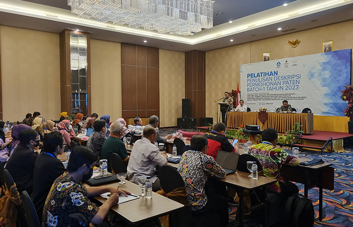 BATCH PERTAMA: Para peserta mengikuti rangkaian program penulisan permohonan paten yang diinisiasi oleh Lembaga Riset dan Inovasi Universitas Muhammadiyah Yogyakarta (LRI UMY).