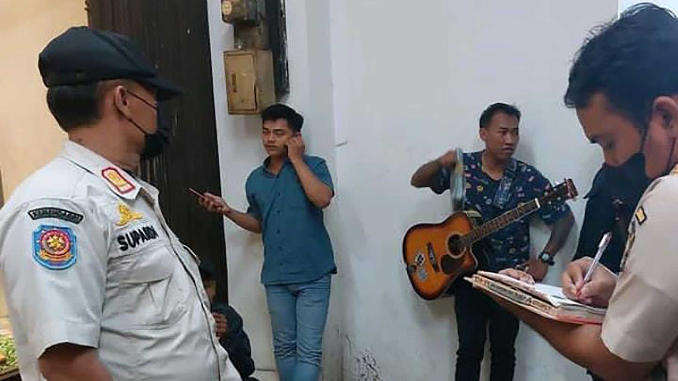 TURUN TANGAN: Satpol PP Kota Jogja melakukan penertiban pengamen di kawasan Malioboro beberapa waktu lalu. (Dok Satpol PP Kota Jogja)