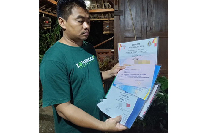 DITOLAK - Seorang wali murid warga Kapanewon Semanu, Heri Sulistyo menunjukkan beberapa piagam yang menjadi dasar mendaftarkan anak melalui jalur prestasi