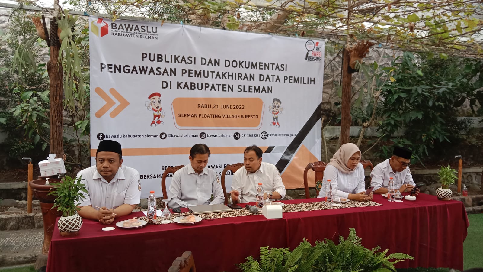 PENGAWAS: Publikasi dan Dokumentasi Pengawasan Pemutakhiran Data Pemilih Sleman di Floating Resto, Sleman, Rabu (21/6/2023). (Dok Bawaslu Sleman)