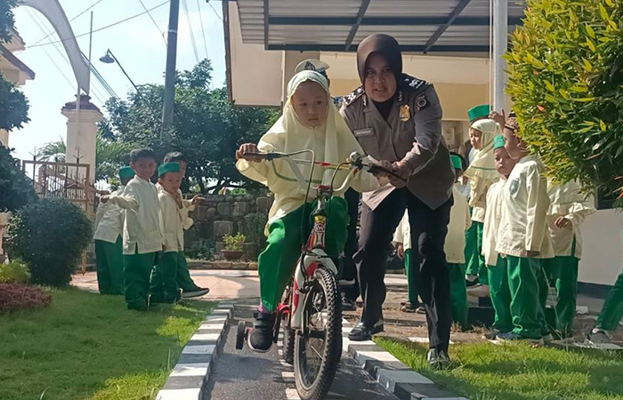 Personil Polsek Pleret saat memberikan edukasi kepada anak-anak di taman lalu lintas mini.