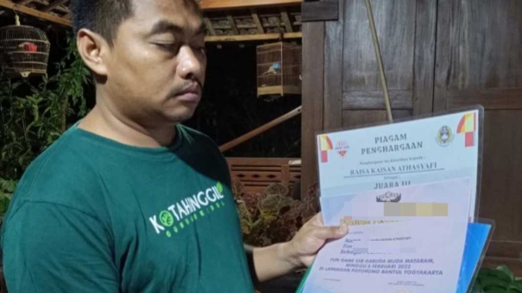 KECEWA : Wali murid warga Kapanewon Semanu, Heri Sulistyo menunjukkan berkas piagam prestasi anaknya yang tidak dianggap oleh sekolah. (Gunawan/Radar Jogja)