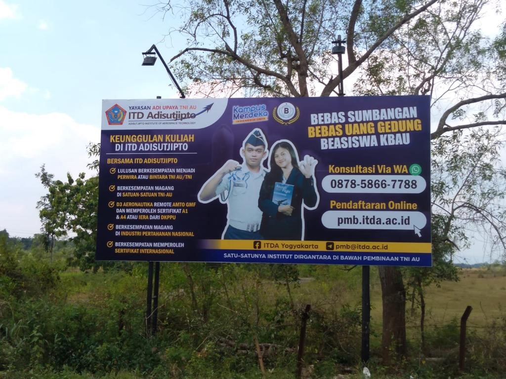 BERHASIL: ITD Adisutjipto jangkau warga Gunungkidul dengan mendirikan Baliho di Lanud Gading pada Mei 2023. (Dok ITD Adisutjipto).