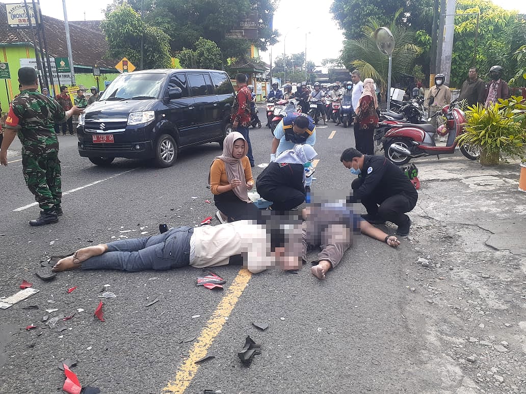 HATI-HATI: Kecelakaaan lalu lintas di Jalan Tamansiswa Jogja Kamis (23/6/2023). (RIZKY WAHYU/RADAR JOGJA)