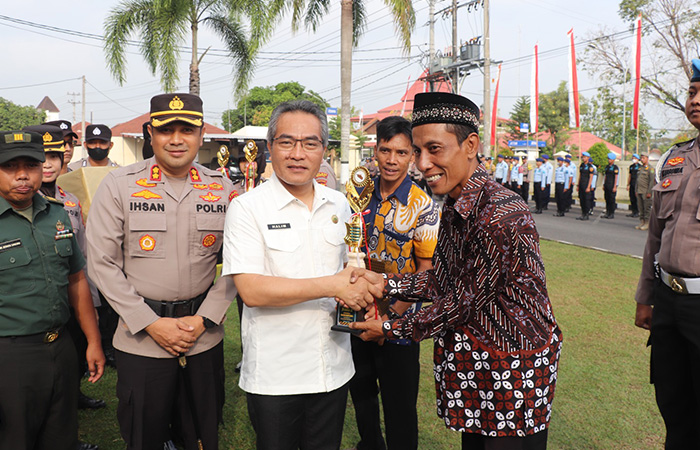 SINERGI : Bupati Bantul Abdul Halim Muslih dan Kapolres Bantul AKBP Ihsan saat menyerahkan penghargaan Satkamling di Polres Bantul.