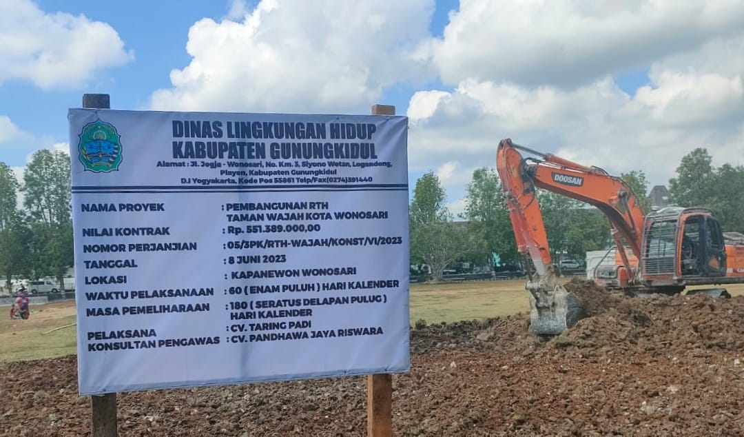 DIMULAI: Alat berat terlihat mulai melakukan aktivitas meratakan tanah di Alun-Alun Wonosari (23/6).