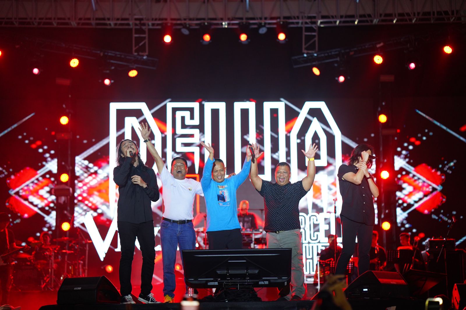 LEGENDA: Dewa 19 saat tampil menutup kegiatan Kebumen International Expo di Alun-Alun Kebumen.