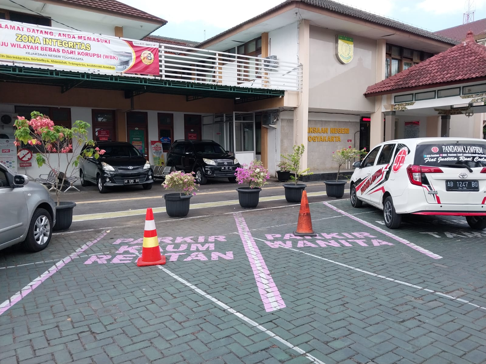 PEDULI: Garis marka warna pink di halaman parkir Kantor Kejari Jogja sangat sederhana namun mengandung makna kepedulian yang tinggi terhadap kaum rentan. (Wulan Yanuarwati/Radar Jogja)