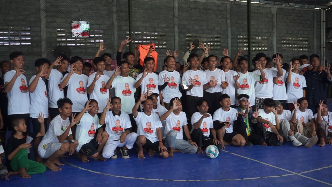 ASYIK: Peserta Kompetisi Olahraga Futsal yang digelar aukarelawan Orang Muda Ganjar (OMG) di Kabupaten Kulonprogo, Yogyakarta. (Dok OMG)