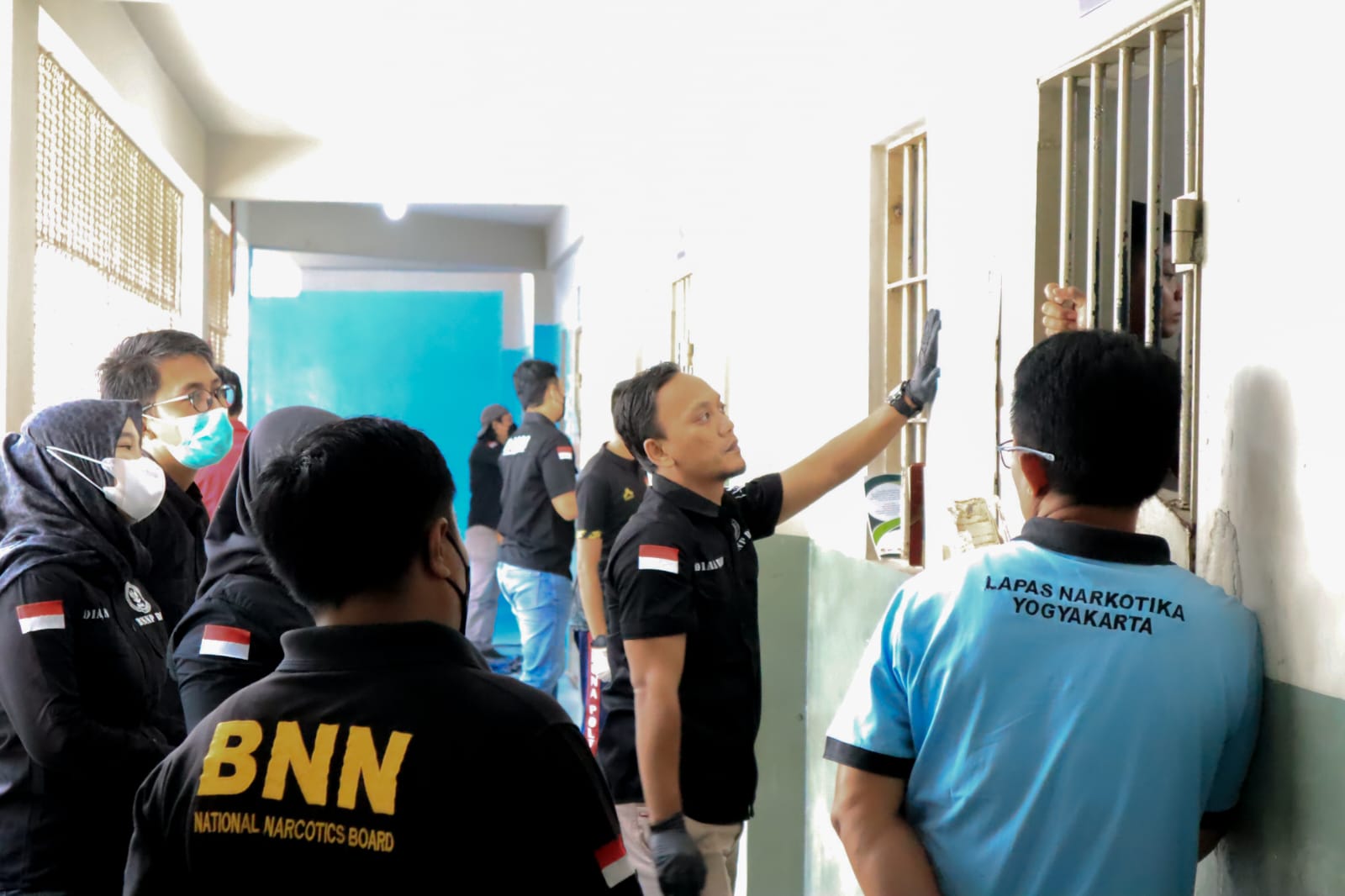 Badan Narkotika Nasional Provinsi (BNNP) DIJ menggelar razia penggeledahan dan tes urine di Lapas Narkotika Kelas IIA Jogja. Beberapa barang yang dilarang masuk lapas ditemukan. (Dok BNNP DIJ)