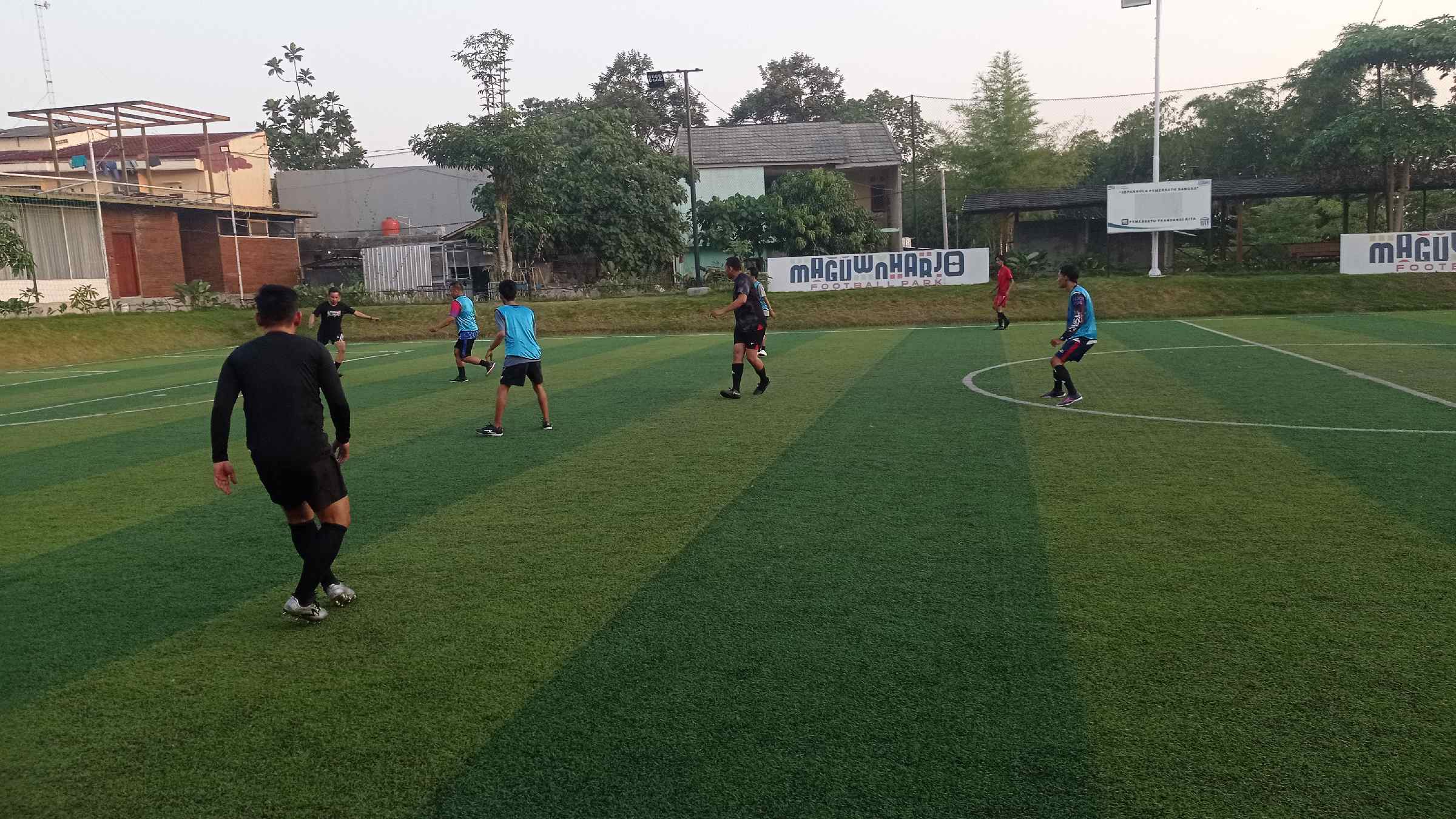 ONE STOP: Fasilitas lapangan sintetis di kompleks Maguwoharjo Football Park. (Dok Radar Jogja)