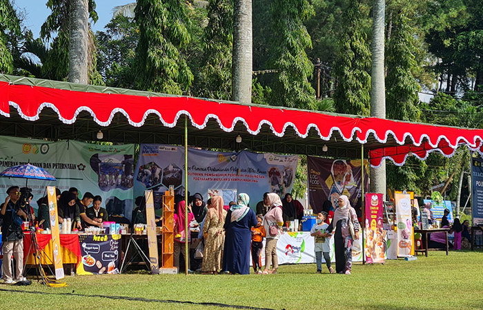 INOVATIF: Para mahasiswa, mitra binaan, maupun masyarakat umum mengikuti expo dalam rangka menyambut Dies Natalis ke-5 Polbangtan Yoma.
