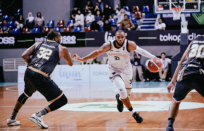 POSISI LIMA: Pemain BPJ Cameron Coleman (tengah) menguasai bola dalam laga IBL 2023 Seri 8 Jakarta di Britama Arena (22/6).&nbsp;