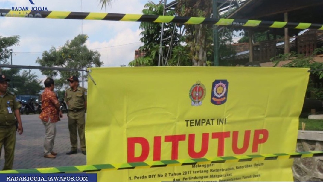 TEGAS: Satpol PP Daerah Istimewa Jogjakarta menyegel sebuah kawasan. (Dwi Agus Ariyanto/Radar Jogja)