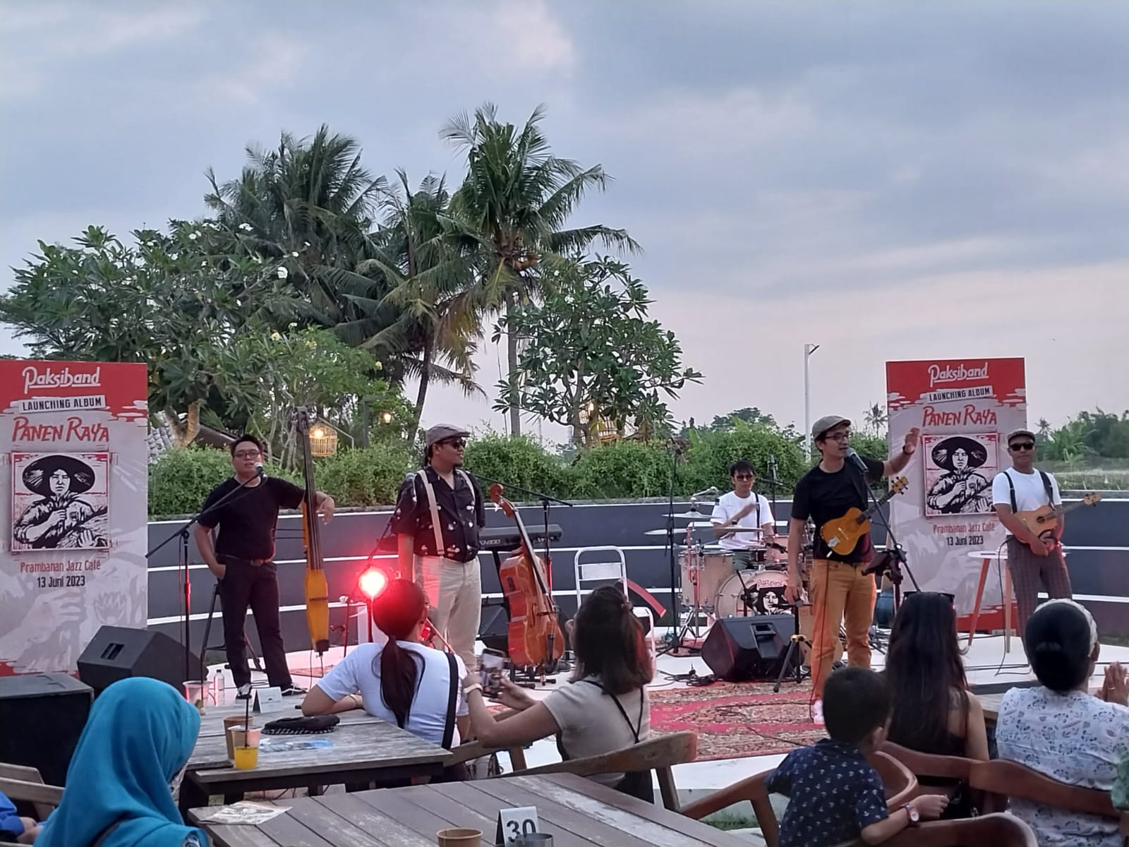 KHAZANAH: Paksiband launching album perdana Panen Raya di Prambanan Jazz Cafe pekan lalu. (Wulan Yanuarwati/Radar Jogja)