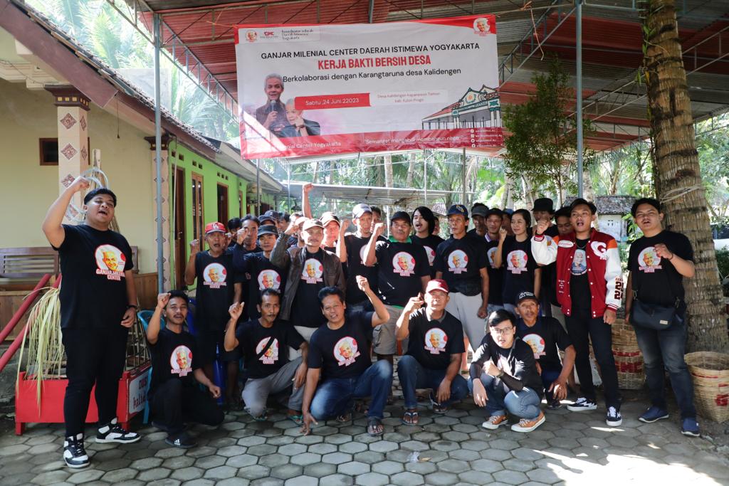 BAKTI: Sukarelawan Ganjar Milenial Center (GMC) Daerah Istimewa Yogyakarta menggandeng karang taruna mengadakan kerja bakti bersih-bersih di Desa Kalidengen, Kapanewon Temon, Kulonprogo. (Dok GMC).