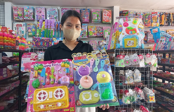 PABRIKAN: Karyawan Toko Happy Toys Alvian menunjukkan model mainan pasaran kepada Radar Jogja Jumat (23/6).&nbsp;
