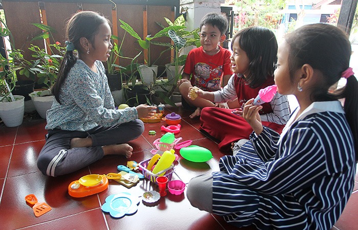 PASARAN MODEL KINI: Main pasar-pasaran yang kini sudah bergeser dengan menggunakan mainan modern buatan pabrik terbuat dari bahan plastik