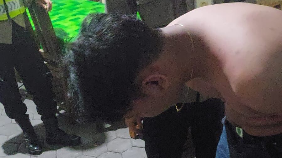 DOLAN: Dua pelajar yang kedapatan membawa senjata tajam saat diamankan di Polsek Banguntapan, Bantul, pada Minggu (25/6). (Dok HUMAS POLRES BANTUL)