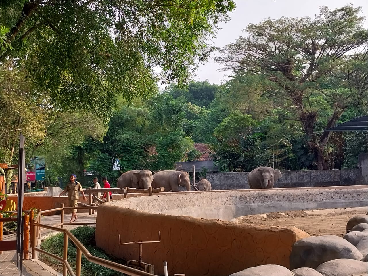 PIKNIK: Kandang gajah yang berada di kawasan Gembira Lokasi Zoo. (WULAN YANUARWATI/Radar Jogja)